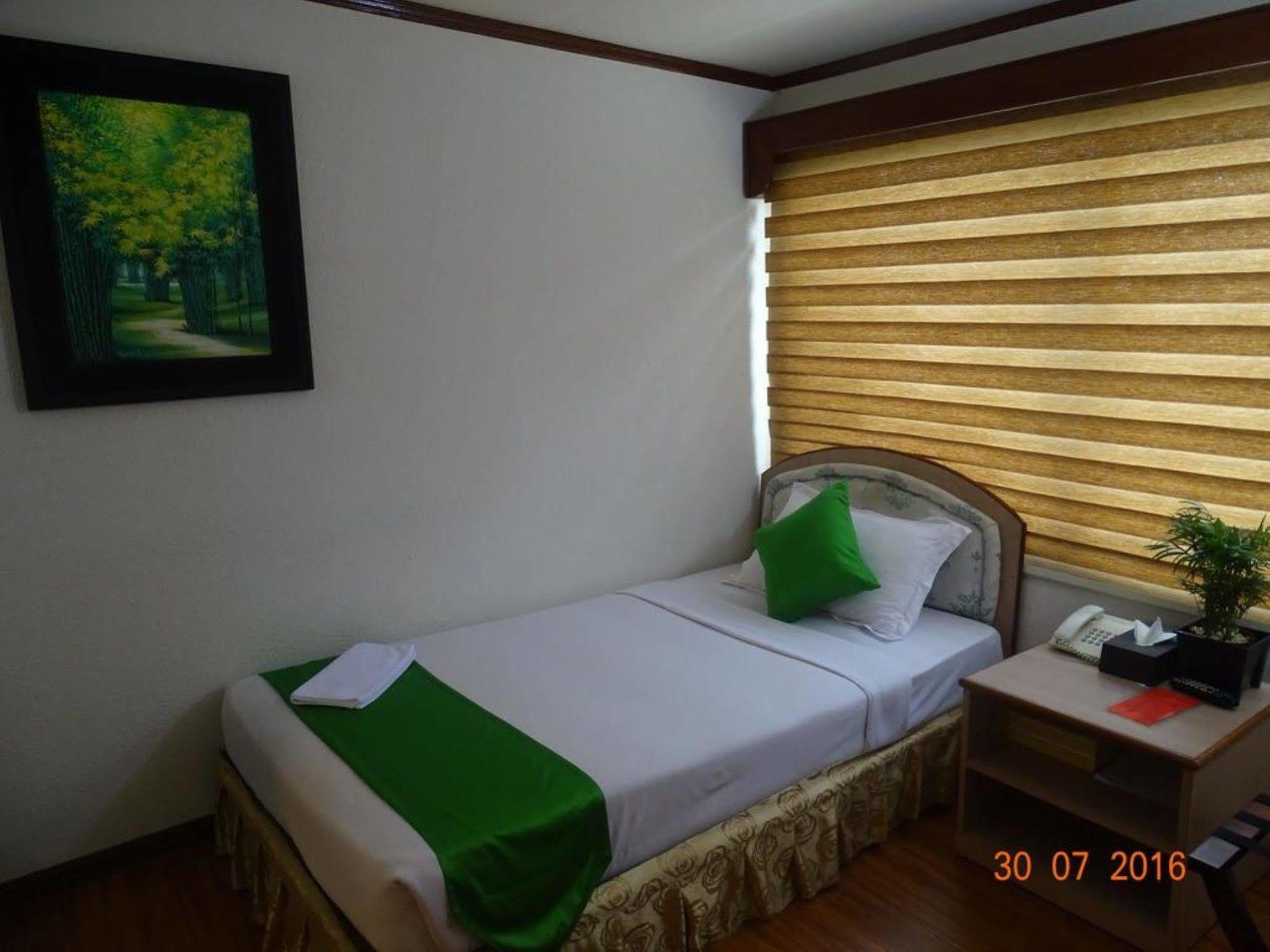 Backpackerz @ Orchid Bed and Breakfast Γιανγκόν Εξωτερικό φωτογραφία